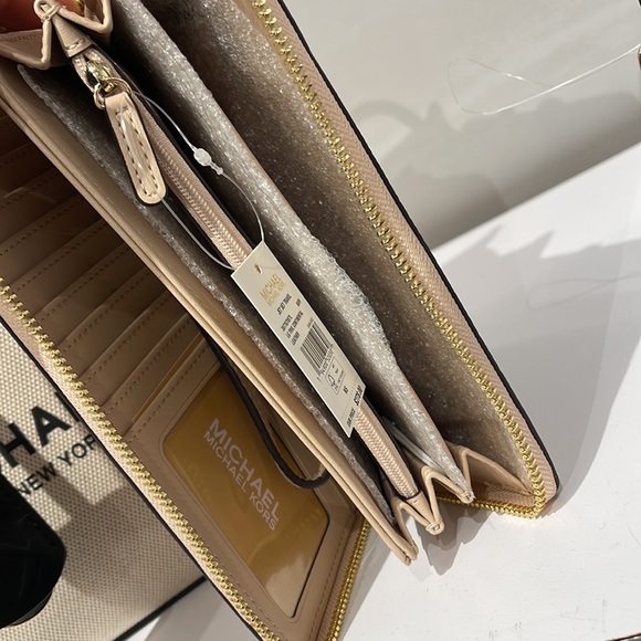 Brand New with Tag authentic Michael Kors Jet Set Travel Large Travl CONTINENTAL - Picture 9 of 16